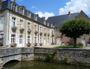 Briare – Mairie-de-Briare-21-juillet-2018—OT-Terres-de-Loire-et-Canaux—M