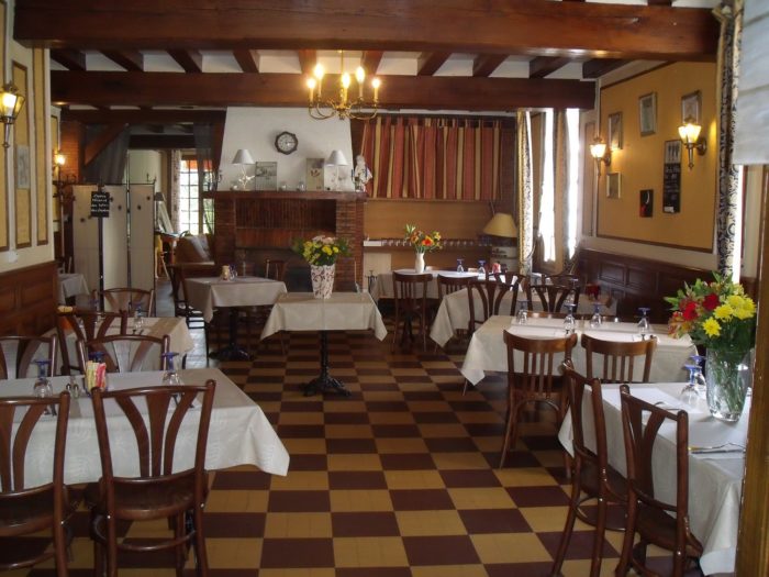 Autry le Châtel-La Notre Heure-Salle-de-restaurant-cheminée-