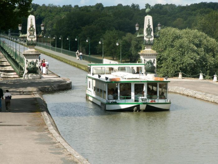 Briare- Les bateaux touristiques – au Pont-canal-